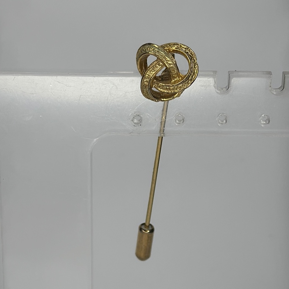 Elegant Gold Knot Brooch Pin